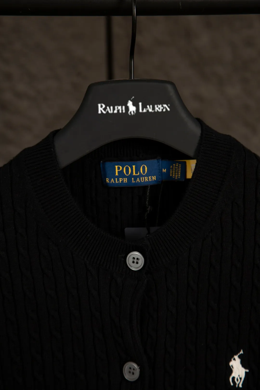 P196 Actual photo [Evergreen for all seasons] Style number: 25123# Color: black/navy blue/almond/white Size: S-XL - Ralph Lauren/Ralph Lauren 2025FW Zhao Lusi's same solid color logo knitted versatile fine twist knitted buttoned long-sleeved cardigan - RL's classic fine twist cardigan 21S quality cotton yarn A cardigan that can be worn in all seasons Can be matched inside or outside Simple and clean basic color matching The upper body is clean and flawless. The comfort brought by imported cotton yarn is soft. An item that cannot be rejected.